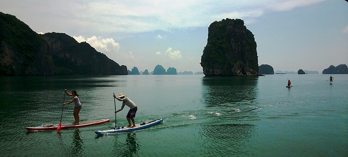 Discovering Halong Bay In Stand Up Paddle Croisiere Baie D Halong En Jonque A Voile